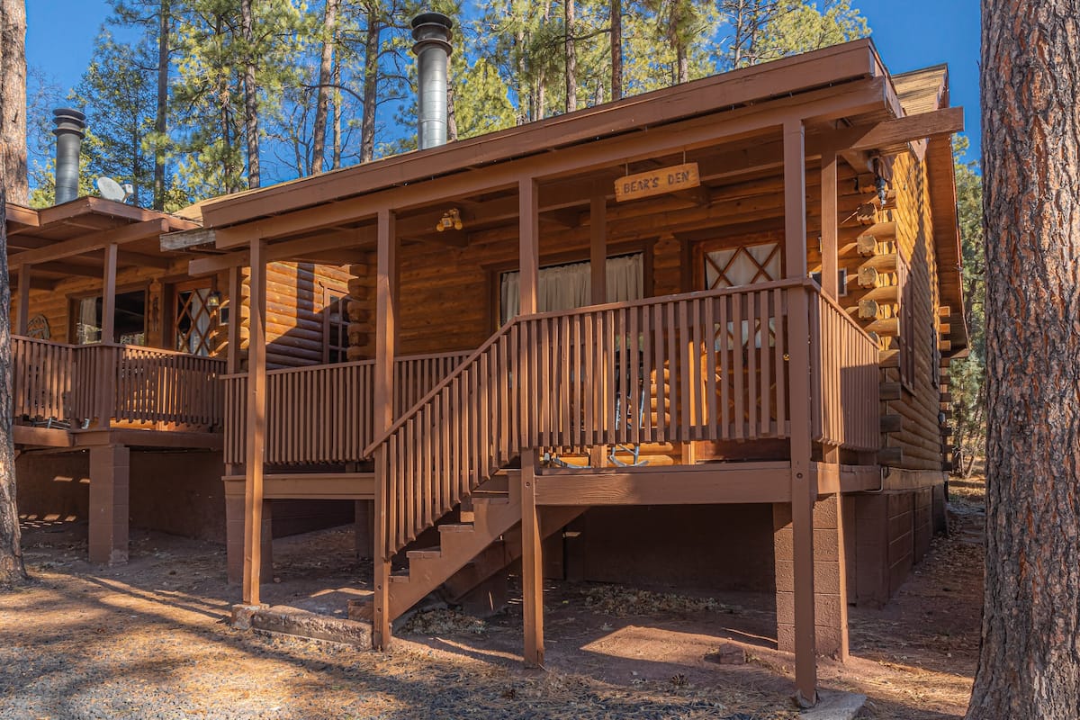 Bear's Den Forest Cabin Rental