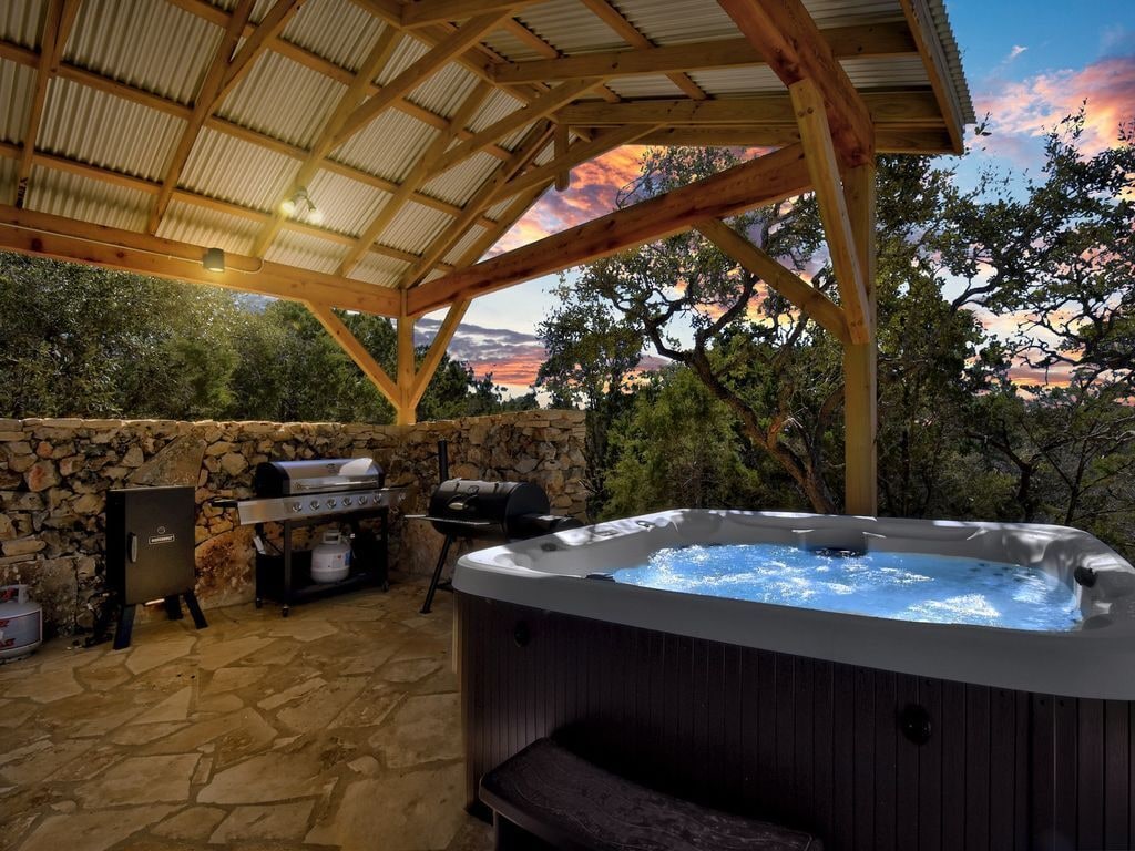 Cedar Vista Romantic Cabin Getaway with Hot Tub