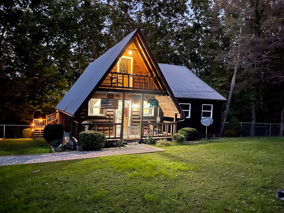 Cheerful 3 Bedroom Cabin with Firepit and Hot Tub