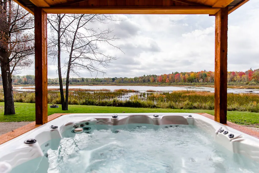 Luxury Lake Cabin with Hot TUb at Meemo Farm