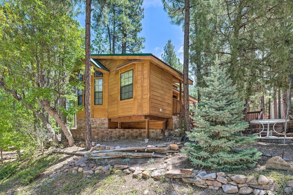 Show Low Cabin with Furnished Deck in Arizona