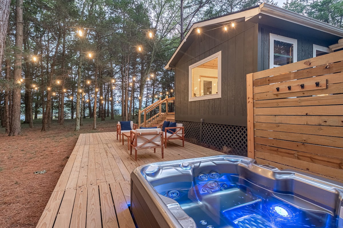 The Bears’ Den Cabin with Hot Tub
