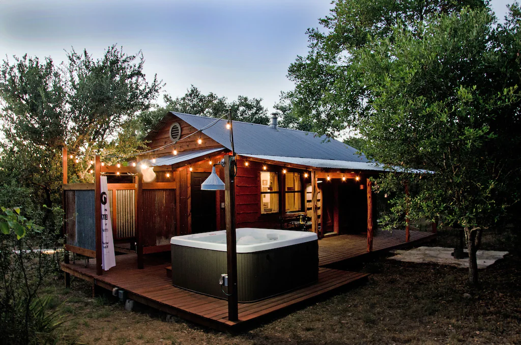 The Moonshiner Romantic Cabin in Texas