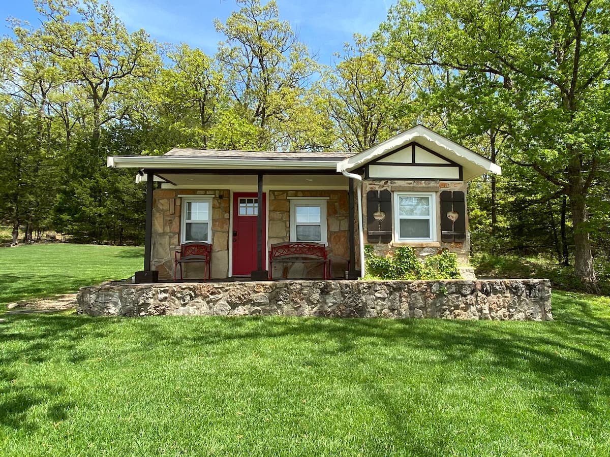 The Old Swiss Village - Lake View Cabin in Missouri