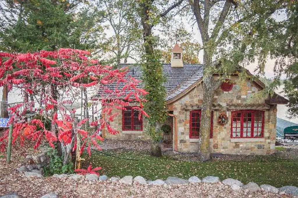 Beautiful Stone Cottage Romantic Getaway in Minnesota