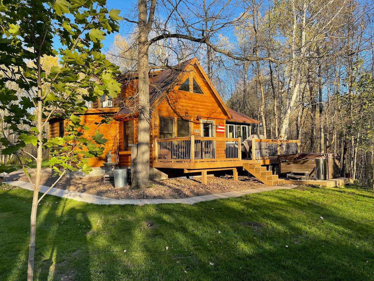 Cozy Modern Cabin on the Kettle River with Hot Tub