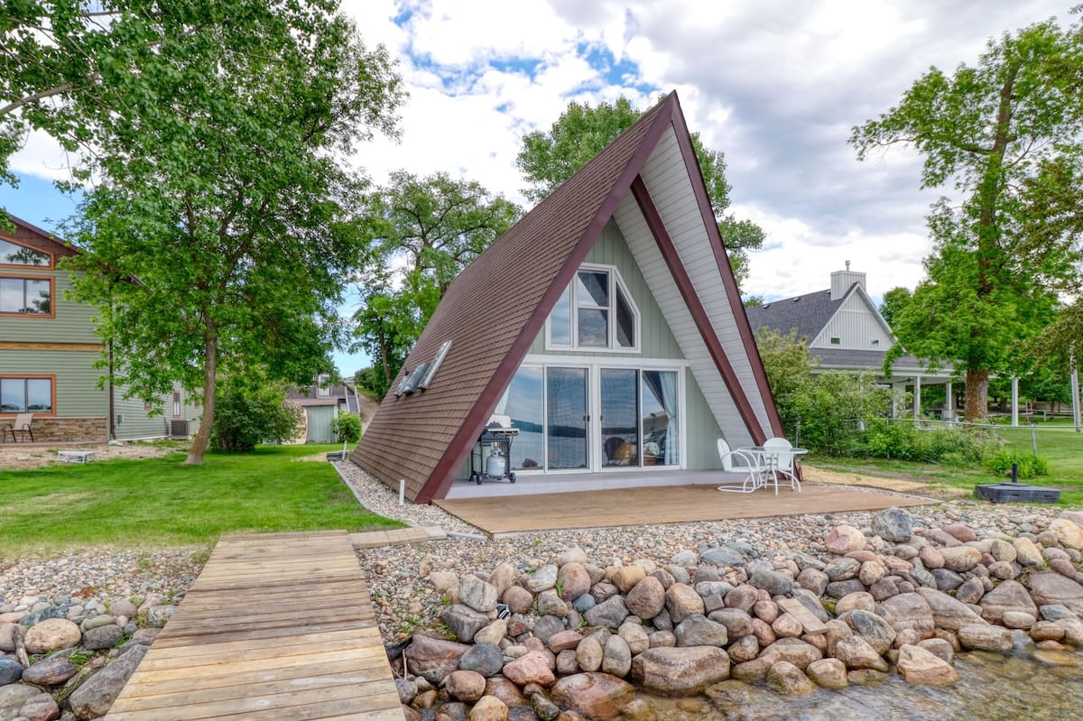 Lakefront A-Frame Cabin Escape