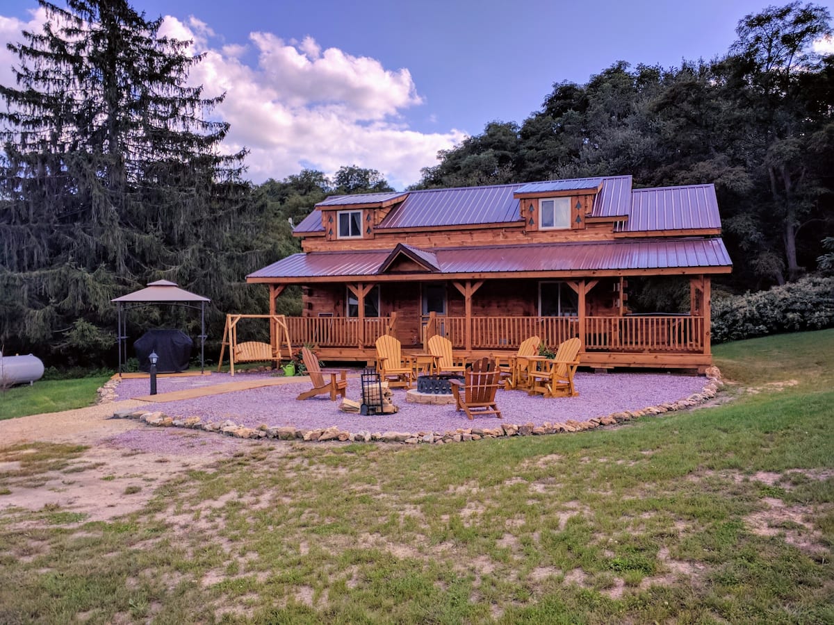 Big R's Retreat - Wisconsin Cabin Rental with Hot TUb