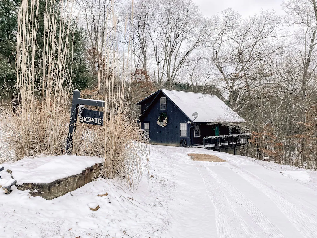 Cozy Bowie Cabin Rental with Hot Tub