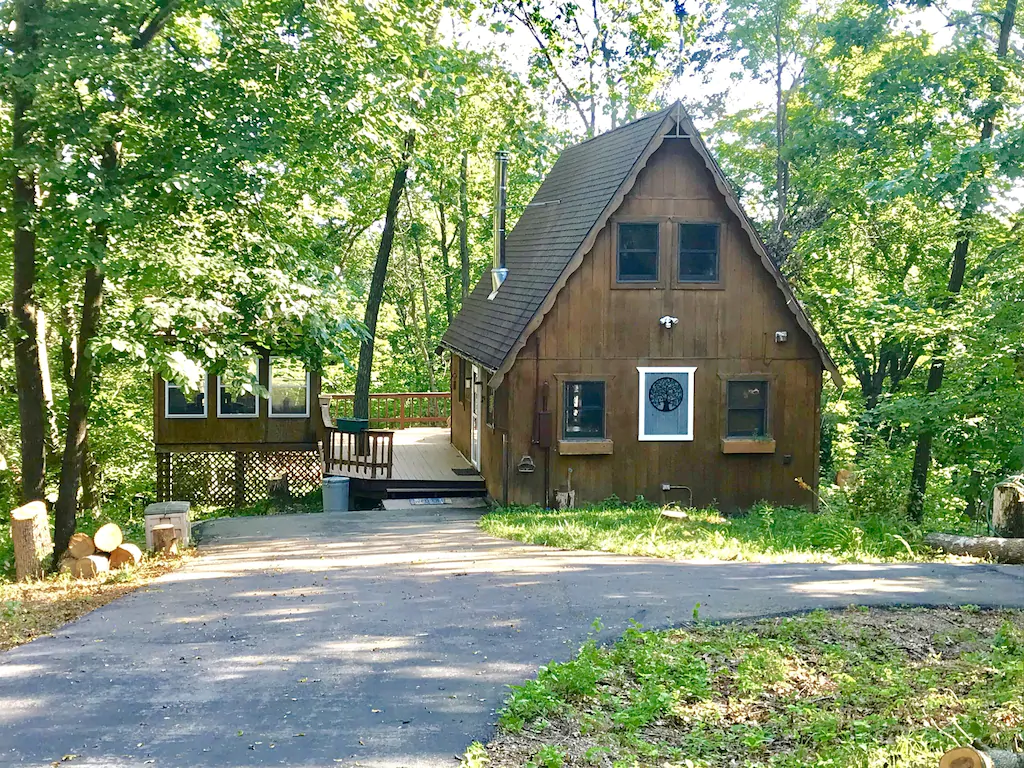 Cozy quaint cabin tucked back in the woods- Secluded, private - couples getaway