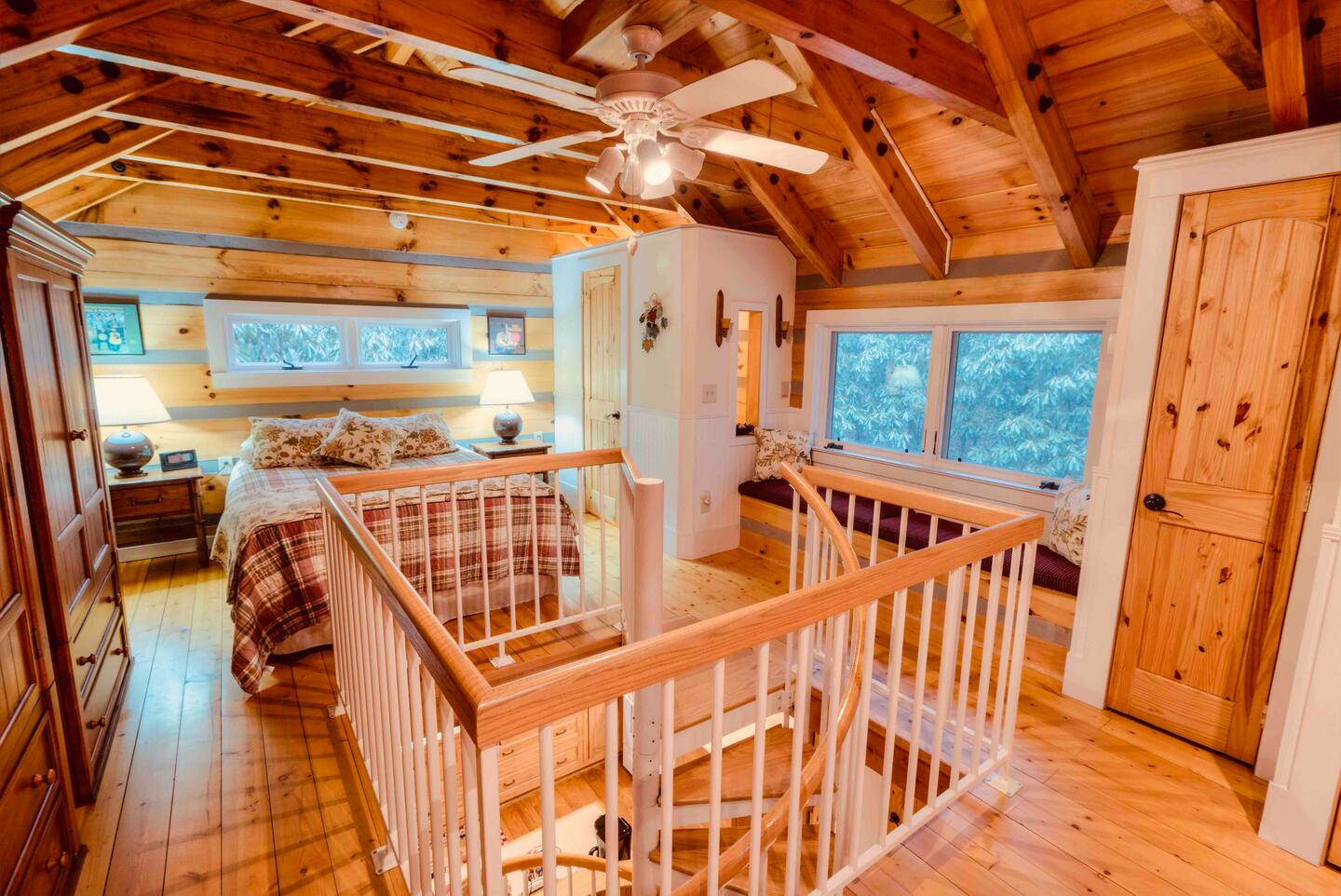 Fernwood Log Cabin - Charming & Quaint Romantic Cabin in North Carolina