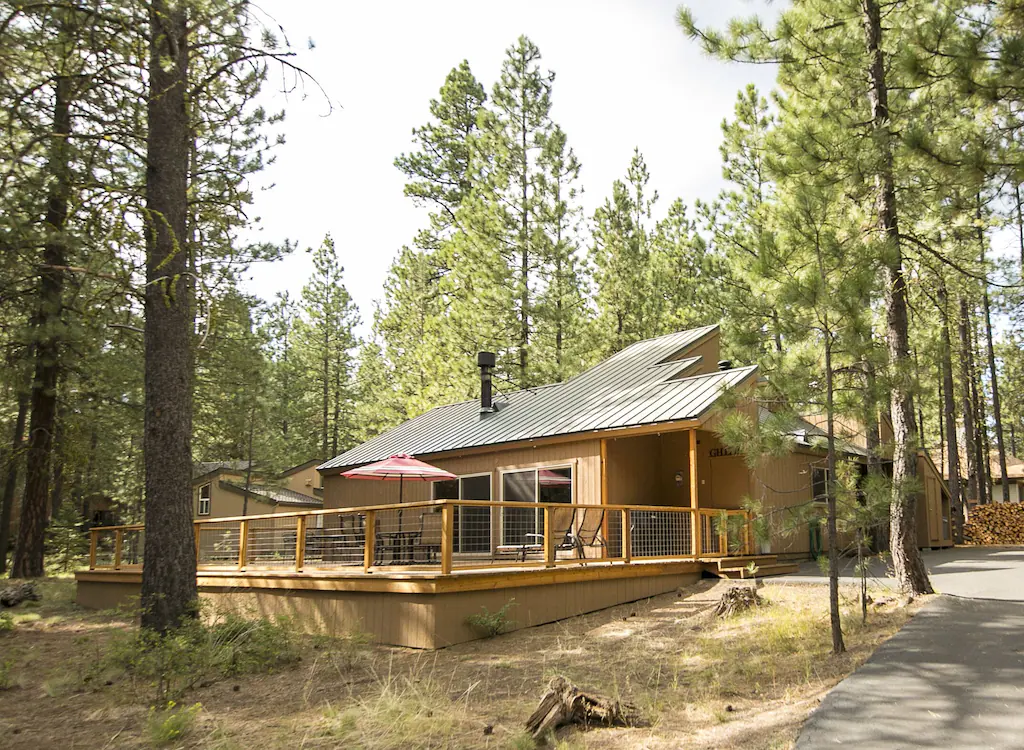 Large Romantic Cabin in Oregon with Hot Tub