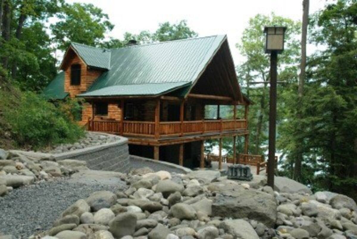 Luxury lakeside cabin with hot tub