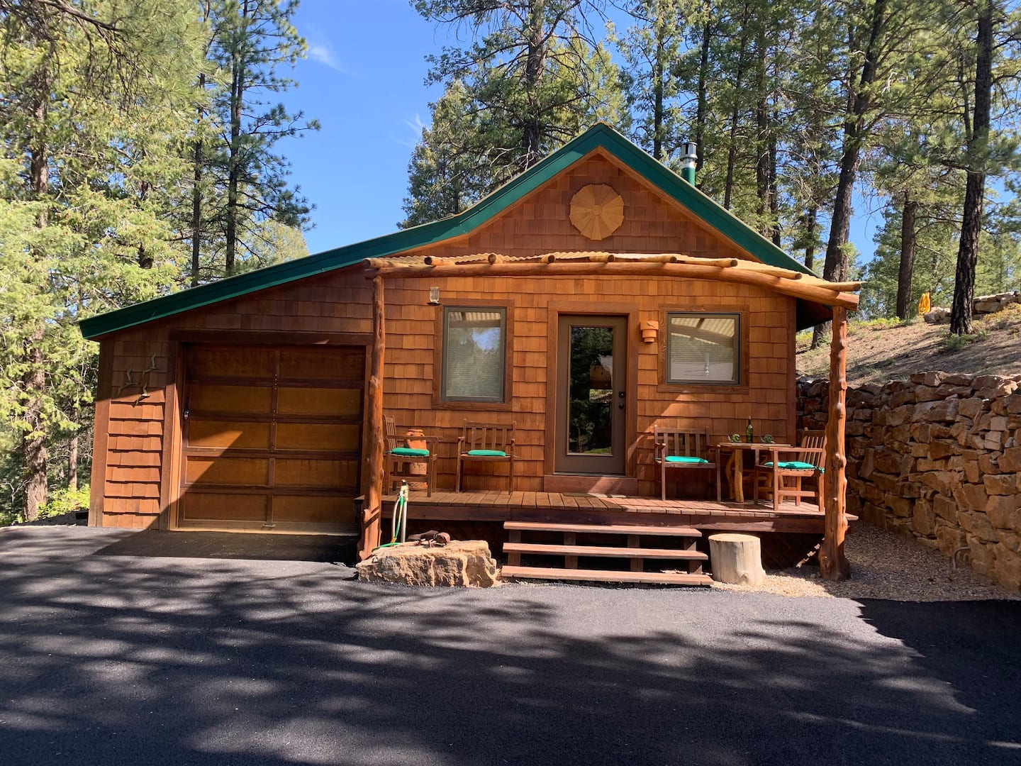 Paradise Ridge Cozy Cabin with Hot Tub in COlorado