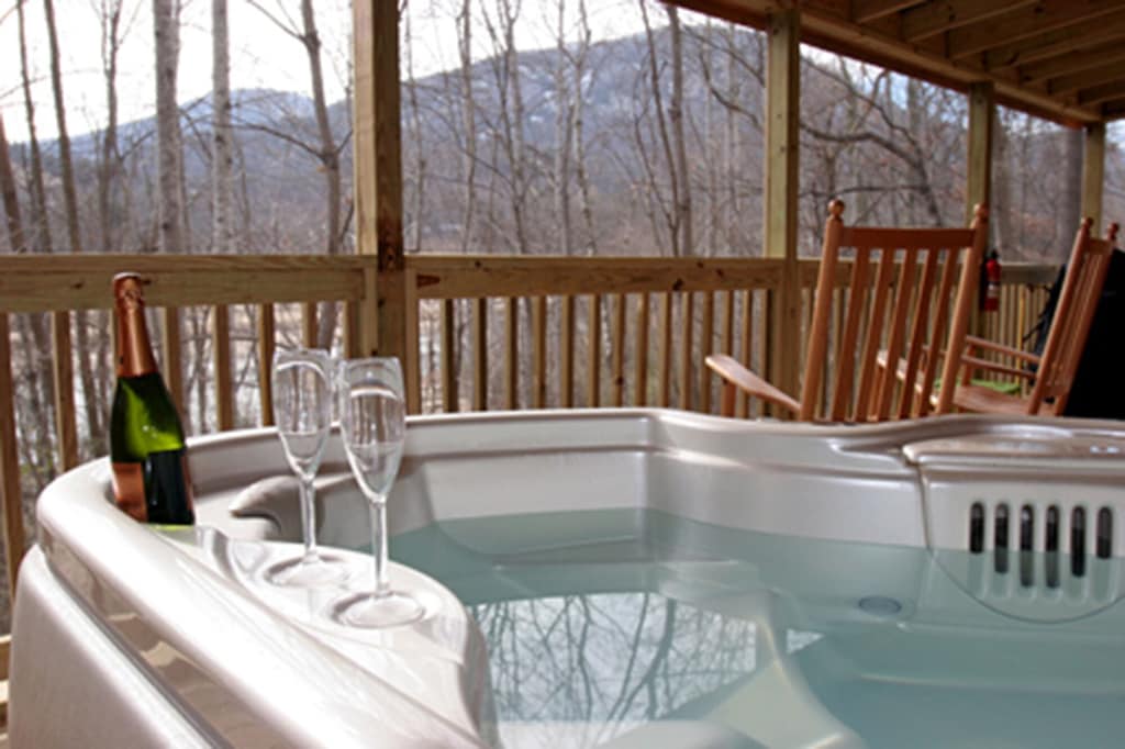 Romantic Cabin on Beautiful Lake Lure with Hot Tub North Carolina