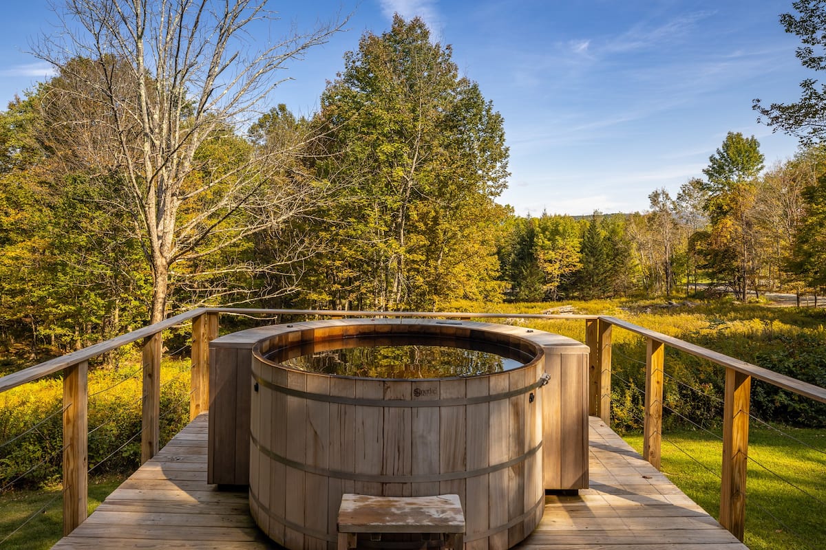 Romantic Cabins in New York with Hot Tubs