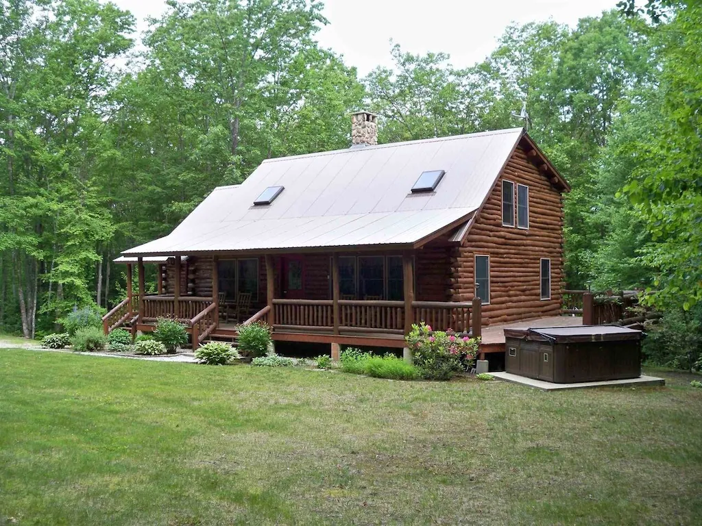 Romantic Log Cabin Rental in Maine