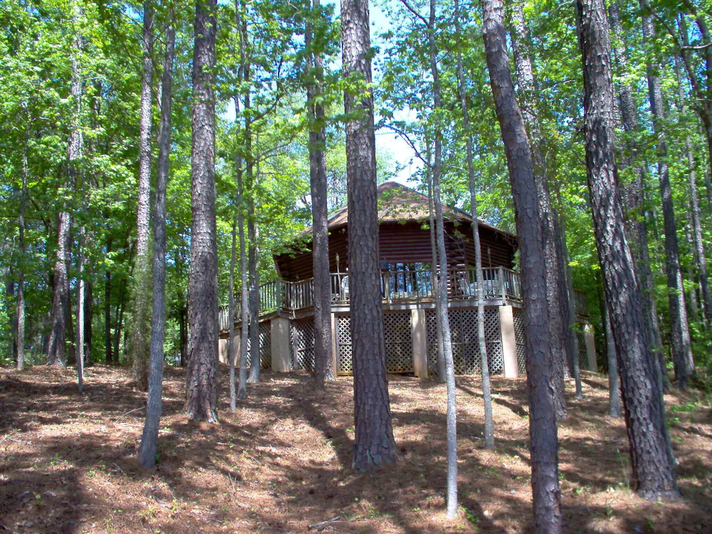 Romantic lakeside log cabin with hot tub in South Carolina