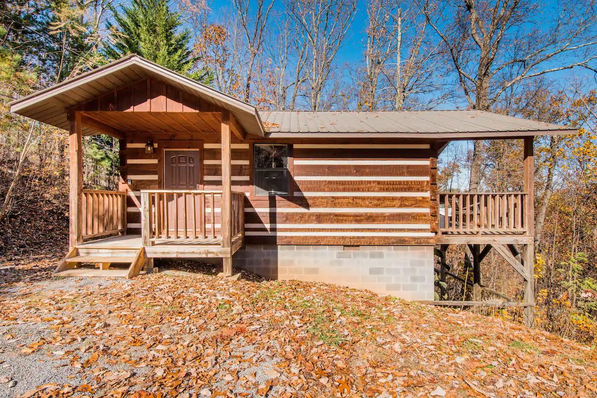 Very Private Mountain View Log Cabin with Hot Tub in Gatlinburg 