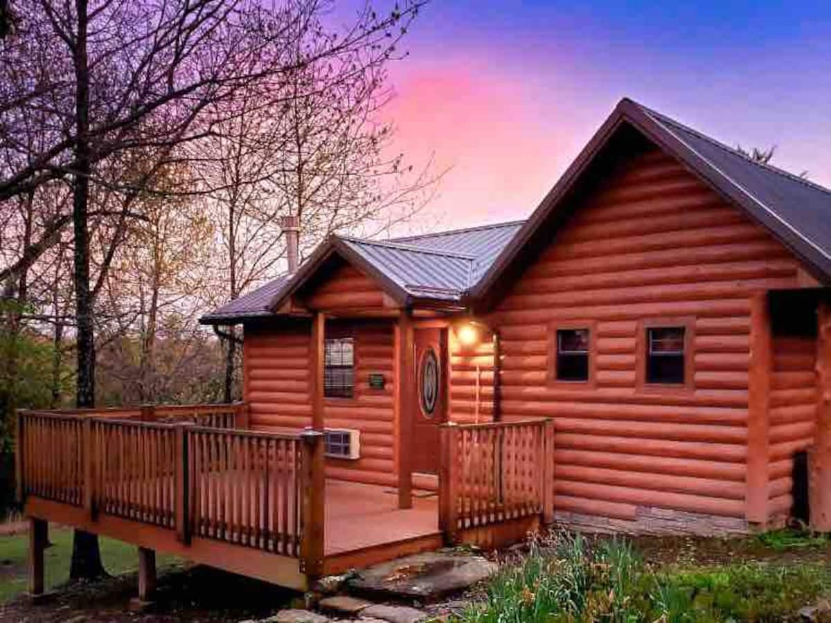 Airbnb Romantic Hideaway with Hot Tub Near Buffalo River