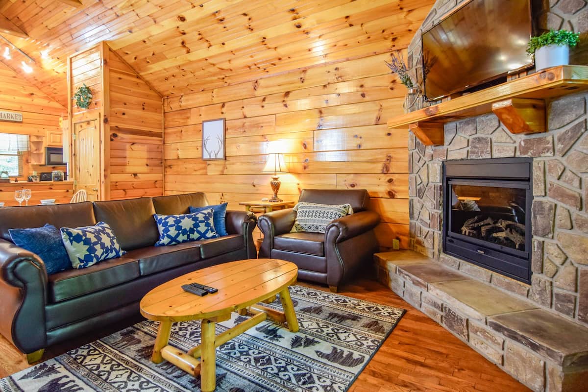 Cabin Mins Away from Attractions, Hot Tub King Bed