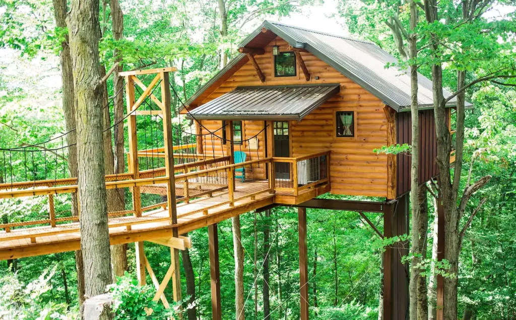 Charming Treehouse Getaway with Treetop Views