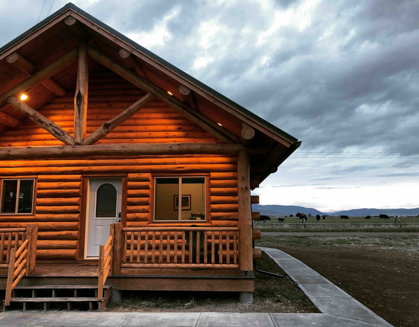 Country Cabin - Secluded Log Cabin in Montana