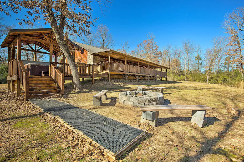 Cozy Broken Bow Cabin with Jacuzzi, Fire Pit & Porch