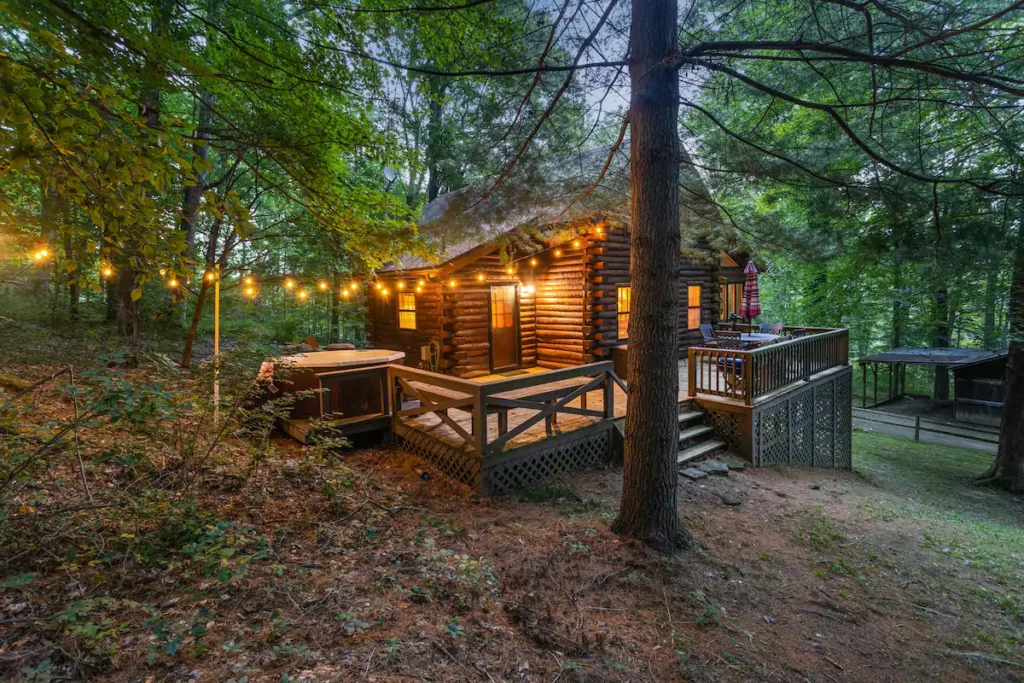 Cozy Pines TreeHouse Cabin with Hot Tub