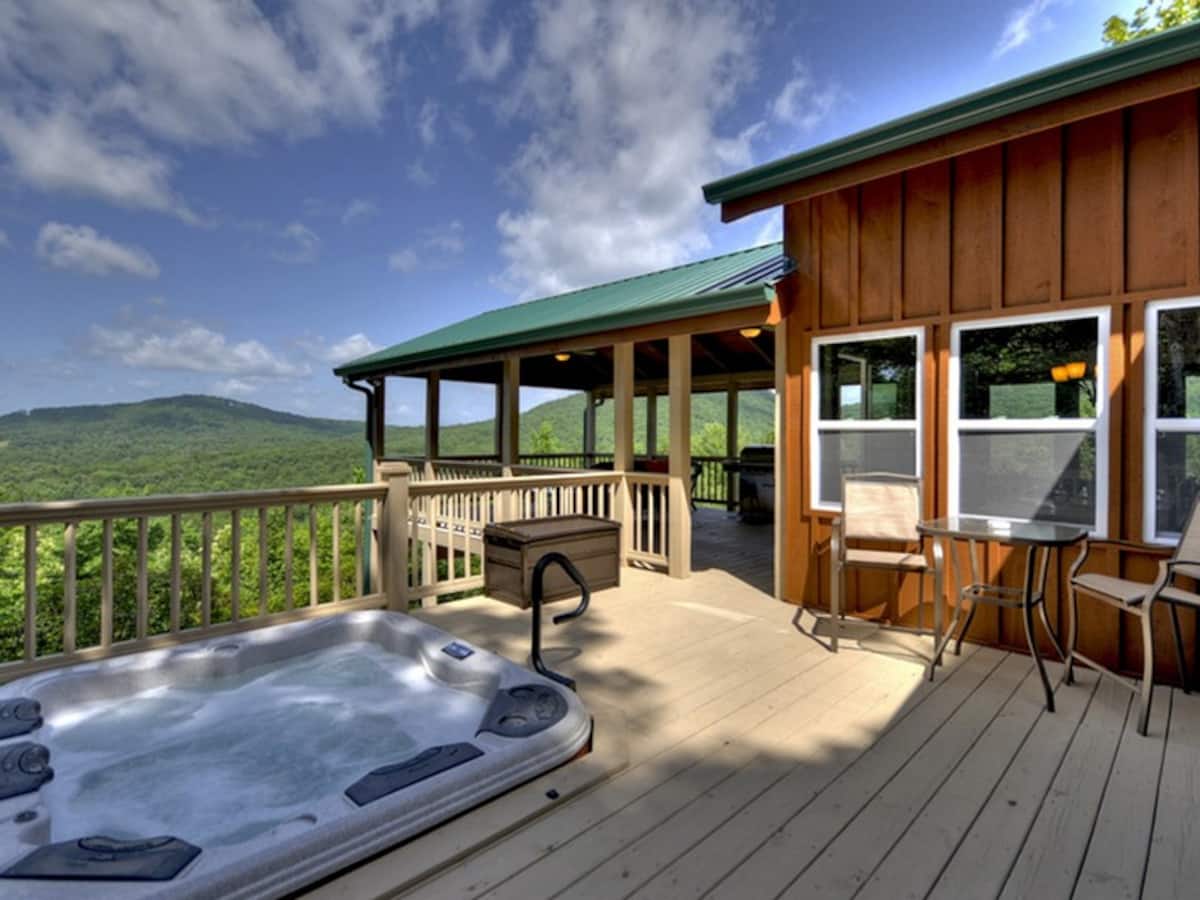 Fireside Bluff Cabin with Hot Tub