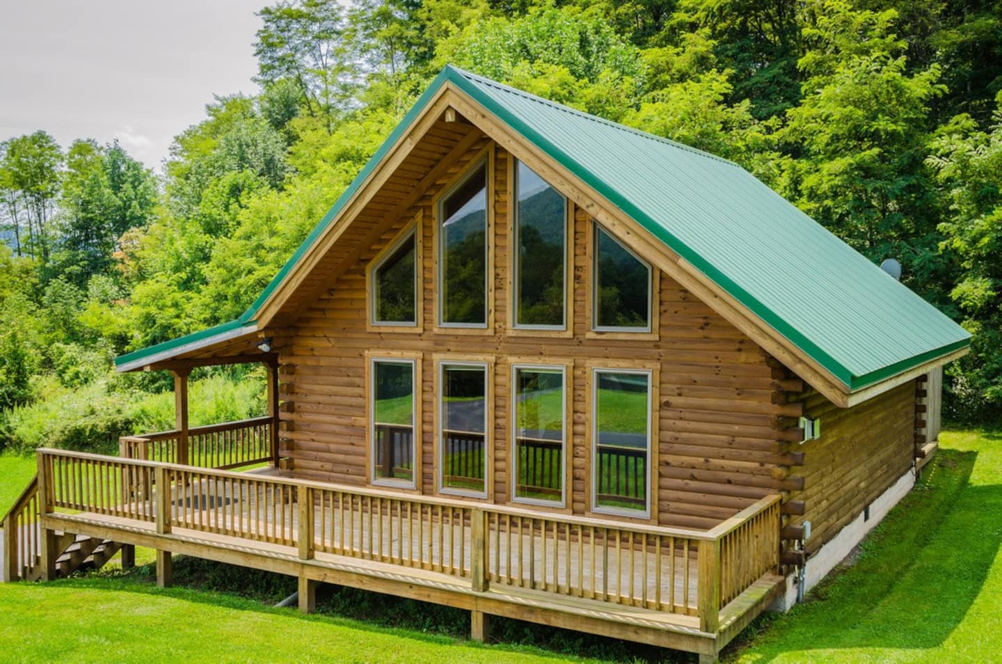 King Cabin Secluded Getaway with Hot Tub