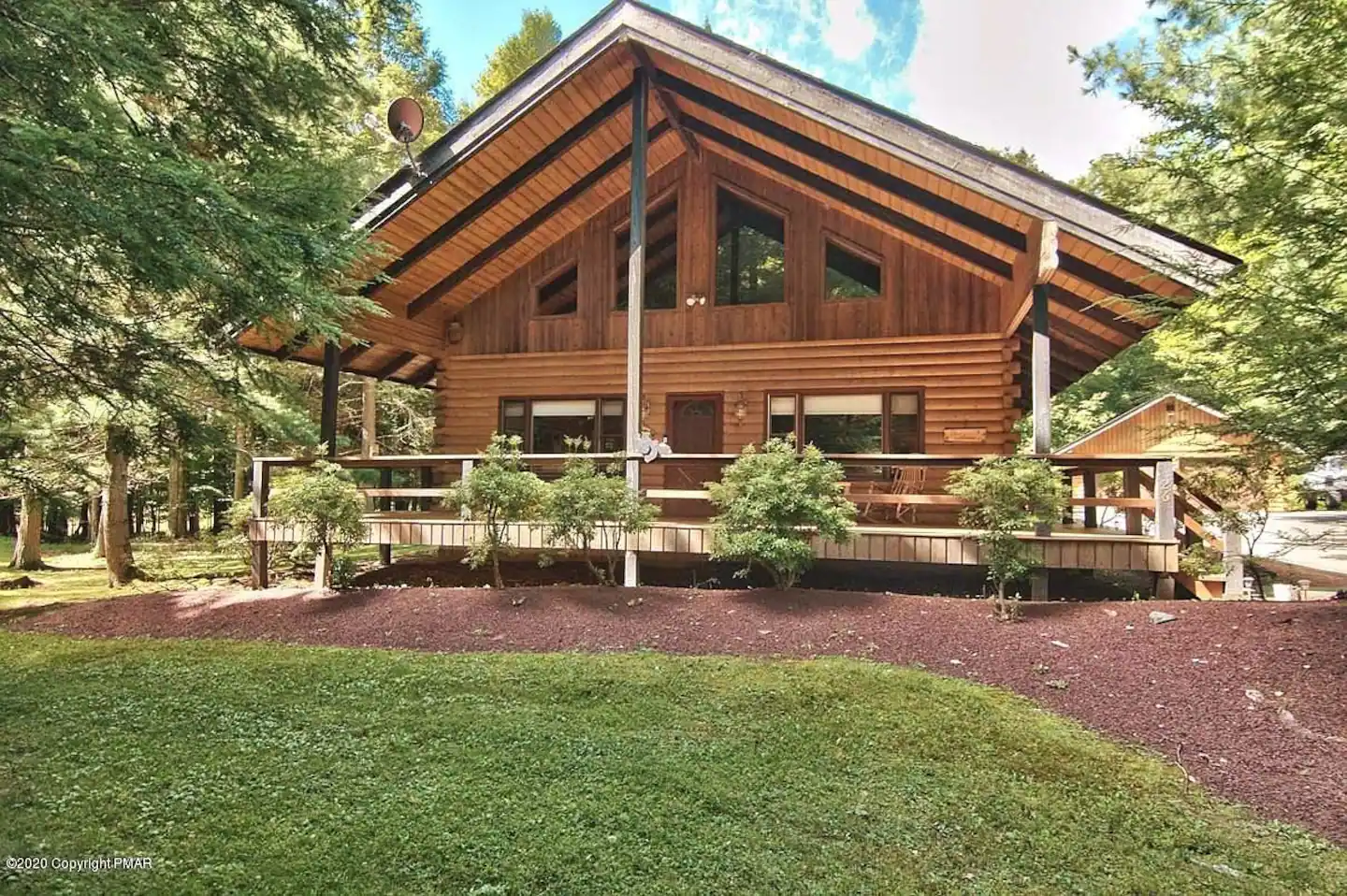 Log Cabin in Heart of Poconos With Hot Tub