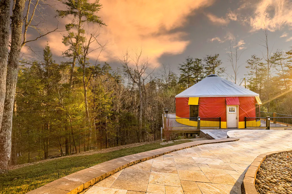 Romantic Yurt Cabin in Tennessee