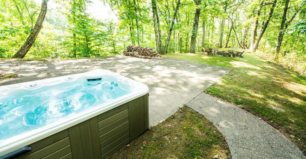 Cabin with Hot Tub in Indiana