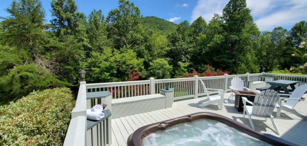 Cabin with hot tub in Georgia