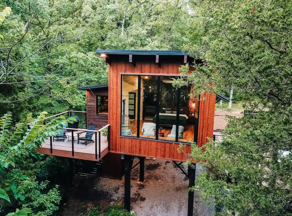 TreeLoft at BaseCamp - Treehouse Cabins Missouri