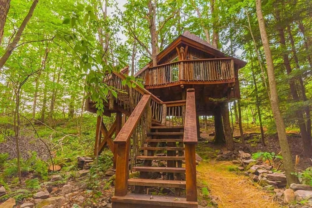 Romantic Rustic Tree House in Pennsylvania