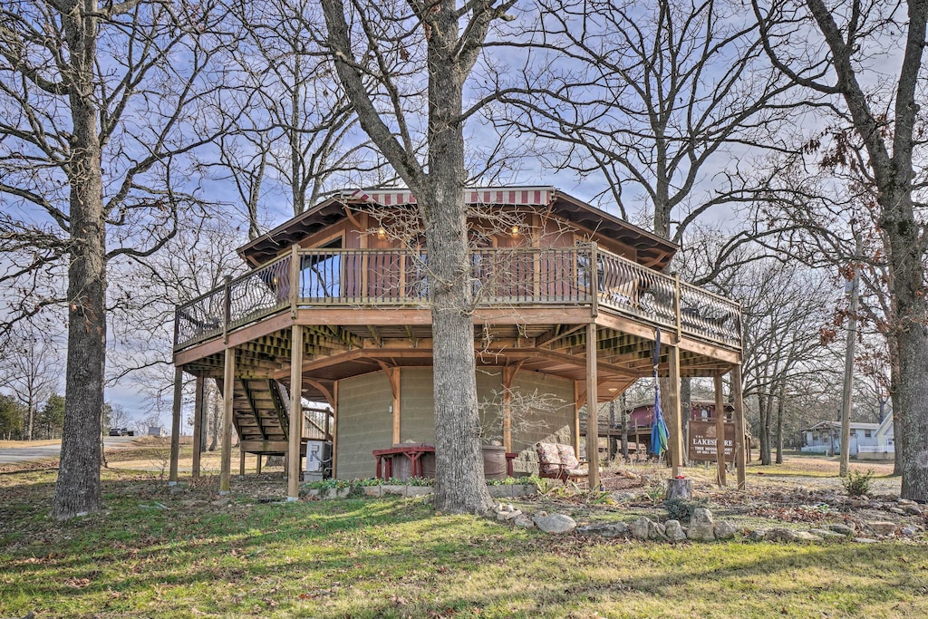 Sunset Bluff Treehouse Cabin Rental