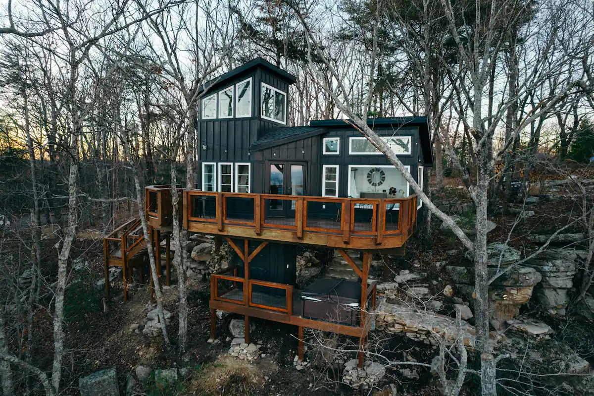 Georgia Treehouse Airbnb - The Sassafras Treehouse