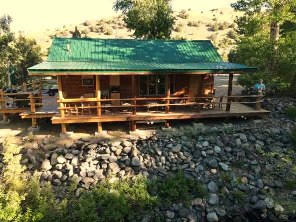 Romantic Creekside Artist's Cabin Retreat