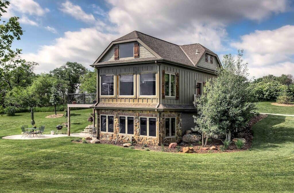 Luxury Vacation Home on Park-like Acreage with Awesome Lake Views!