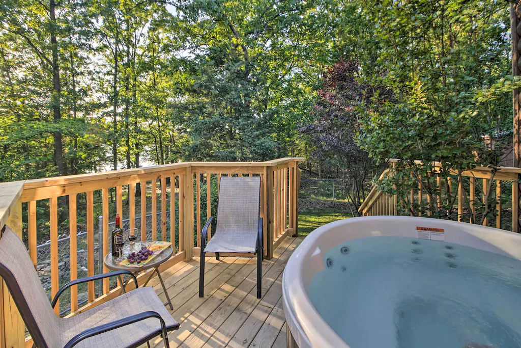 Cabin on Table Rock Lake with Hot Tub & Fire Pit