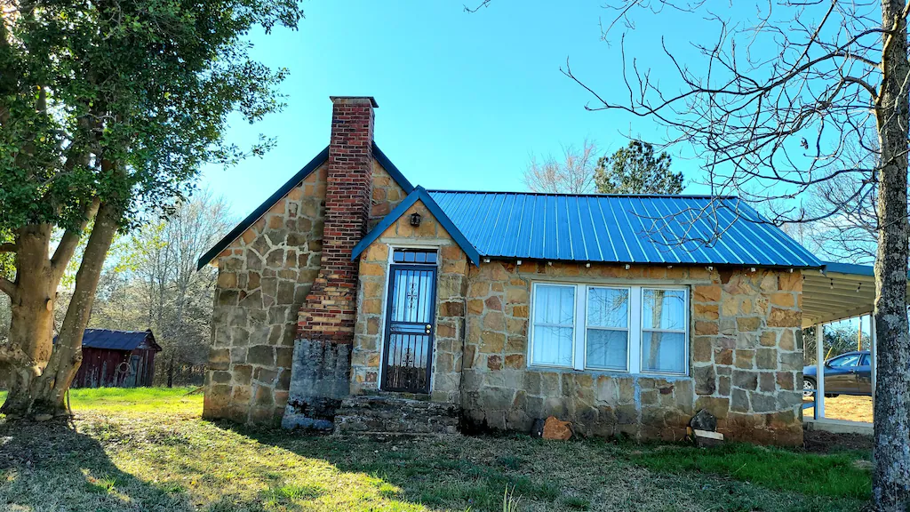1940's Farmhouse Cottage Rental in Mississippi