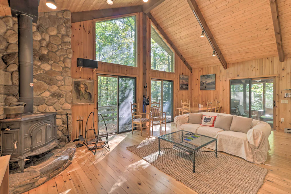 4-Bedroom Cabin with Wraparound Deck, Screened Porch, Gas Grill, and Tennis Court