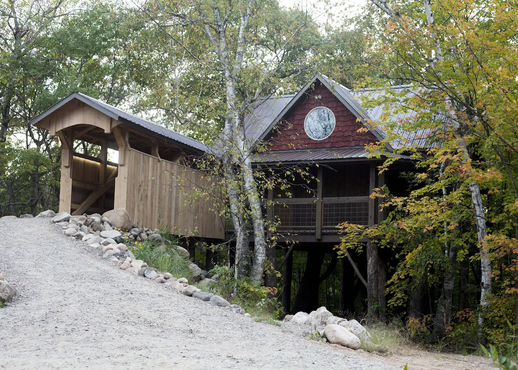A Four Seasons Tree House Cabin in minnesota