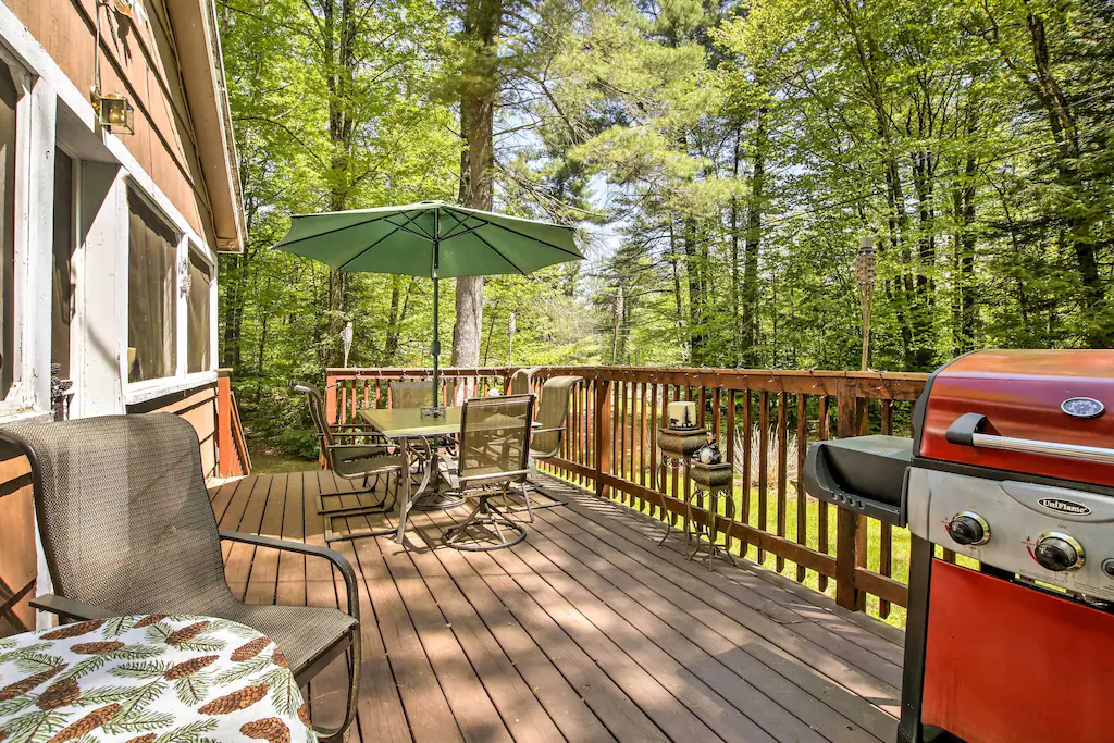 Pet-Friendly Cabin with Firepit, BBQ & Great Deck