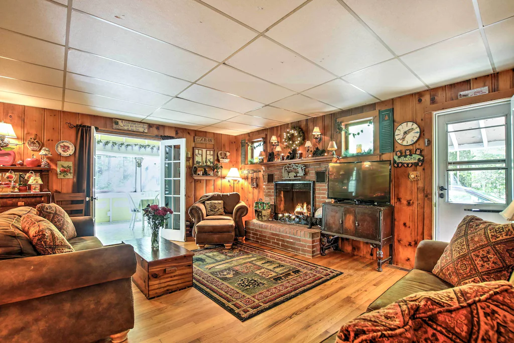 Pet-Friendly Cabin with Firepit, BBQ & Great Deck