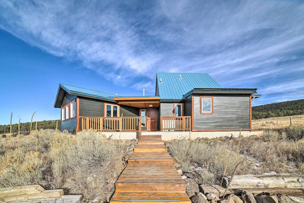 Romantic Willow Lodge with Hot Tub