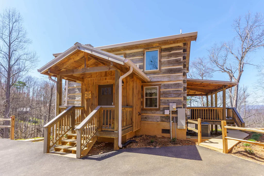 Sheriff's Cabin with Mountain View and Hot Tub - Gatlinburg TN