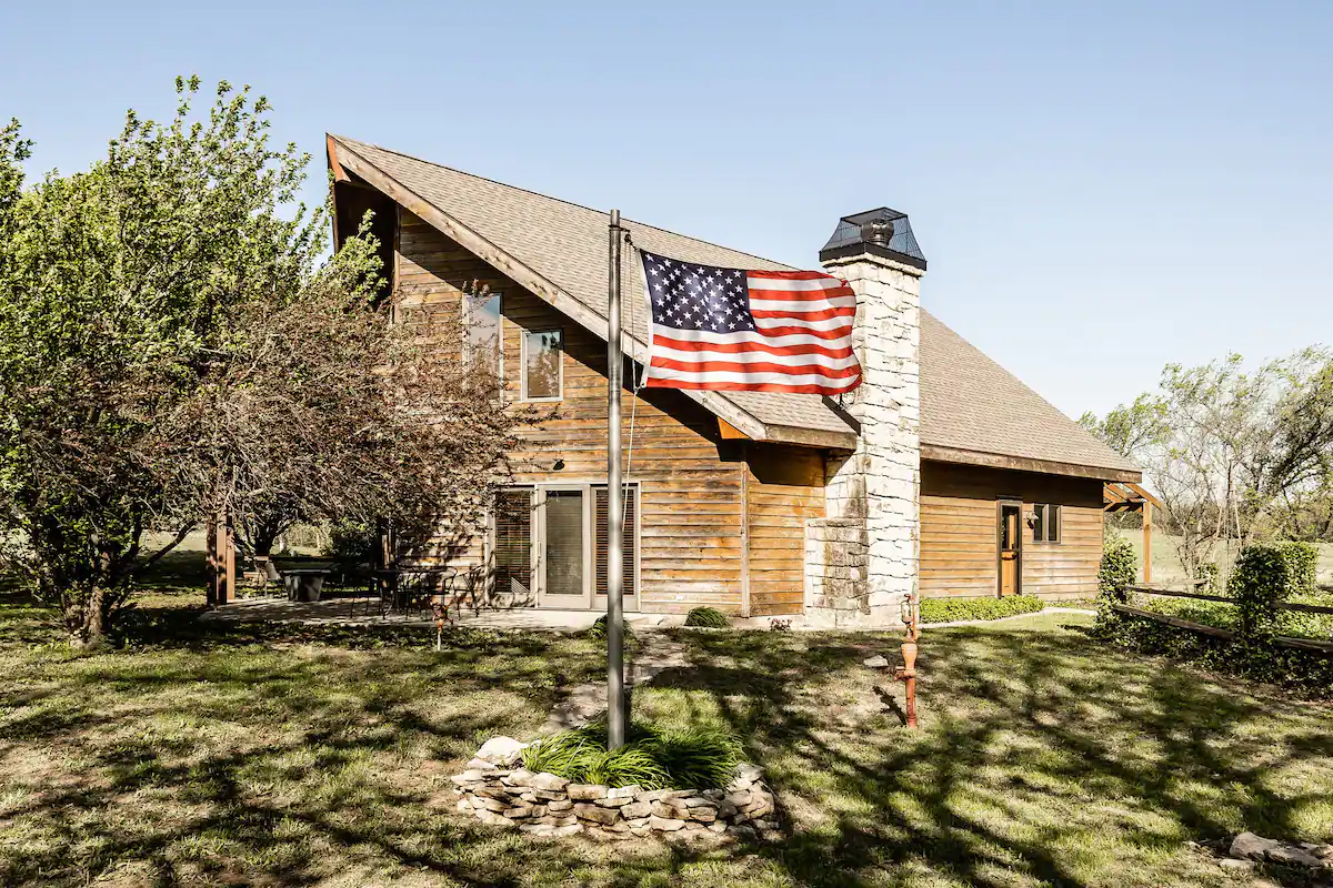 The Lyona Valley Lodge Cabin in Kansas